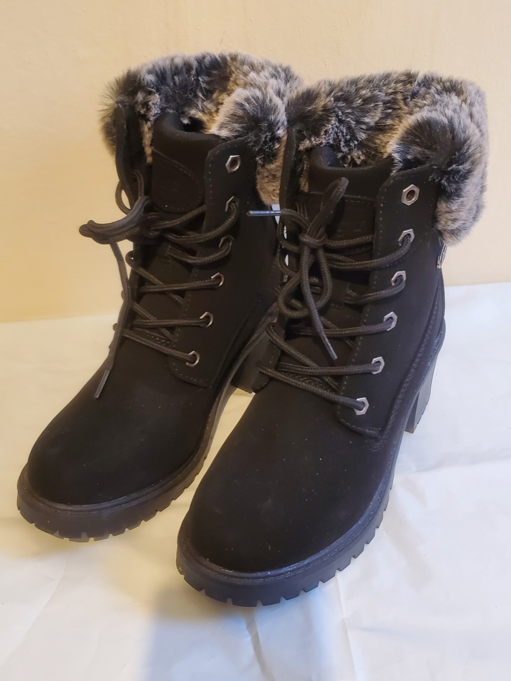 Lugz Black Lace-Up Faux Fur Cuff Winter Boots Size 6.5